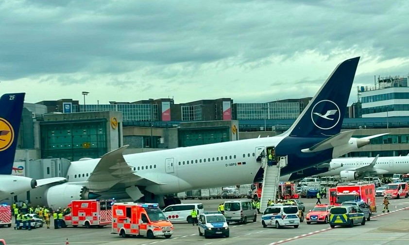 D-ABPQ: Die Boeing 787-9 liegt mit der Nase auf dem Boden.