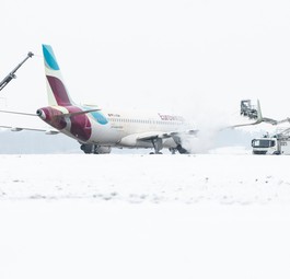 Eurowings-Airbus am BER: Das Flugzeug muss enteist werden.