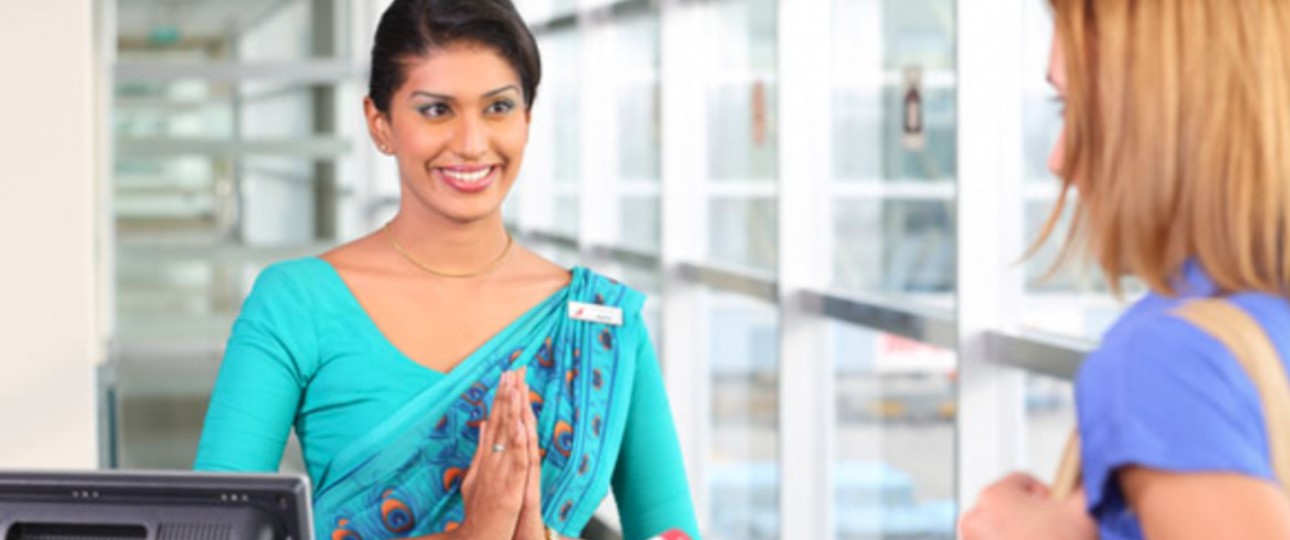 Mitarbeiterin und Passagierin von Sri Lankan: Die Airline will mehr Gäste aus Europa.