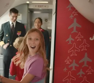 Szene aus dem Original-Werbespot von Jet 2: WUrde im Netz umgedeutet.