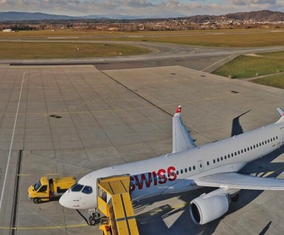 Die HB-JCD in Graz: Der Airbus A220 steht inzwischen auf dem Vorfeld.