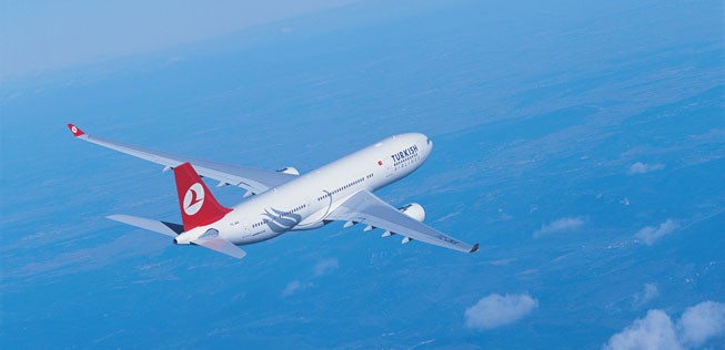 Turkish Airlines will Istanbul zum Mega-Drehkreuz ausbauen und zeigt sich großzügig: Wer länger als zehn Stunden auf seinen Anschlussflug warten muss, bekommt ein Hotelzimmer gestellt – und hat die Chance, Istanbul zu erkunden.