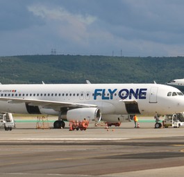 Ein Jet der moldauischen Fly One und im Hintergrund ein Flugzeug der ukrainischen Cavok Air: Immer mehr Verkehr am Airport Chisinau.