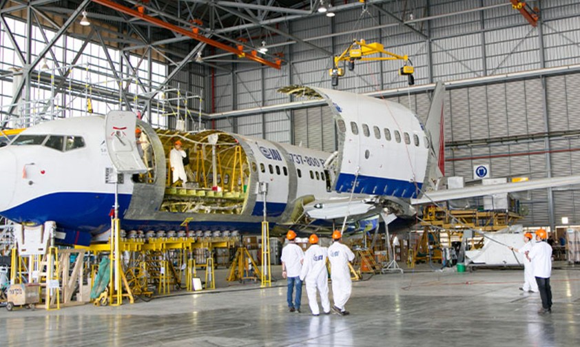Umbau einer Boeing 737 zum Frachter: Bald auch in Neapel.