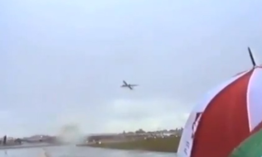 Der Flieger bleibt mitten in der Luft fast stehen.