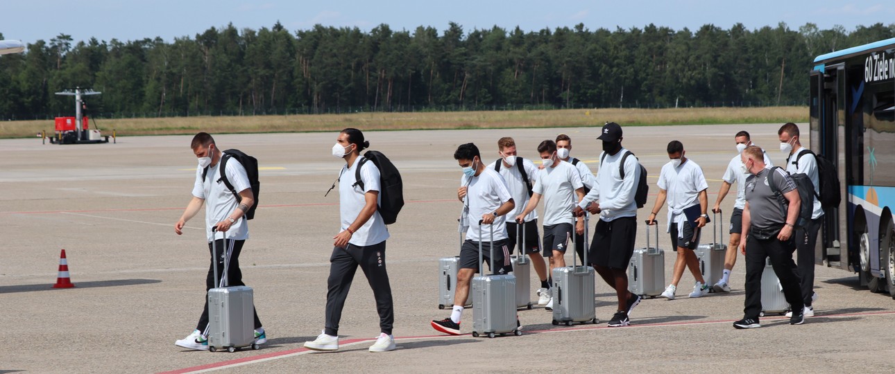 Auch Fußballer fahren mit dem Bus zum Flieger. Die DFB-Elf am Flughafen Nürnberg.