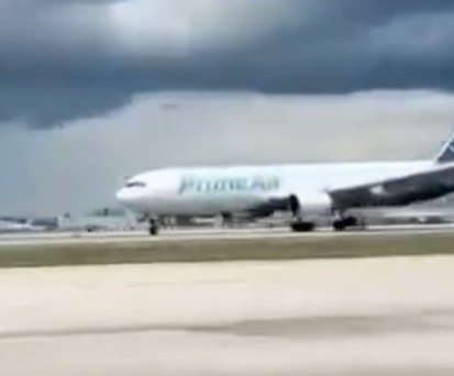 Boeing 767 in Bemalung von Amazon: Das linke Hauptfahrwerk berührte den Boden nicht. 