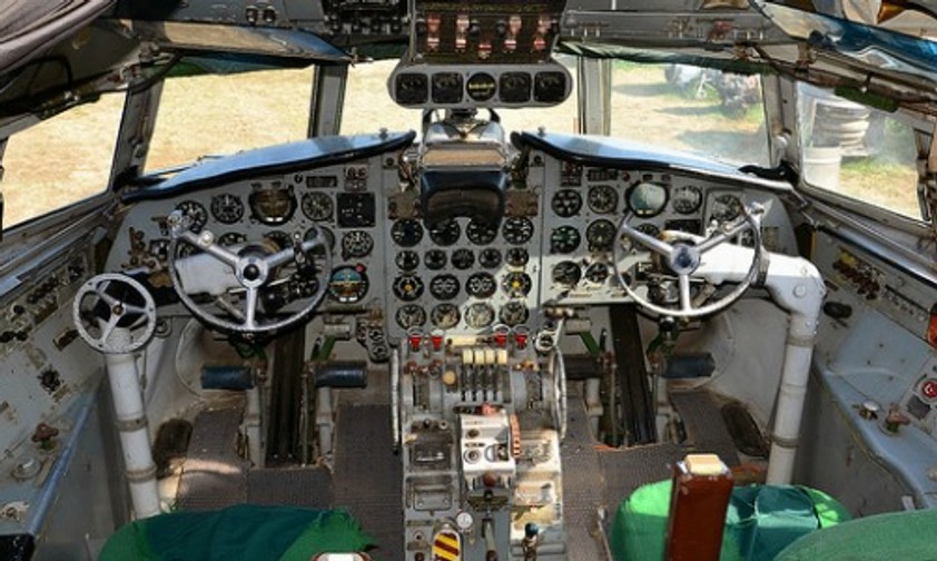 Wissen Sie, welches Flugzeug zu diesem Cockpit gehört? Ein kleiner Tipp: Es hatte seinen Jungfernflug 1957