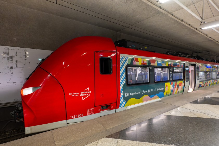Flughafenexpress Nürnberg - München Airport: Nun in bunt.