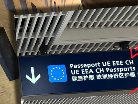 Flughafen Paris und Schild, um das es geht: Da hat sich ein Fehler eingeschlichen.