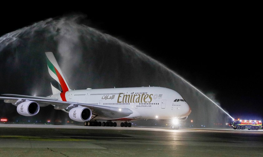 Airbus A380 von Emirates am Flughafen Düsseldorf: Nasser Gruß zur Rückkehr.