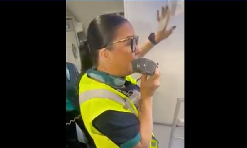 Flugbegleiterin bei der Durchsage: Die Lehrerin freute sich danach sichtlich.