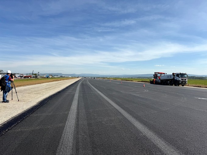 Blick auf den sanierten Rollweg Bravo – rund 40'000 Tonnen Asphalt wurden verbaut.