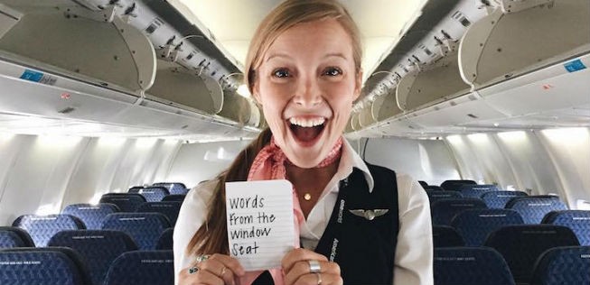 Die 22-jährige Flugbegleiterin Taylor Tippett muntert mit den versteckten Botschaften im Flugzeugfach ihre Passagiere und sich selbst auf.