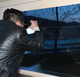 Kim Jong Un betrachtet seine Rakete: Die USA reagierten mit einem Ground Stop.