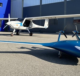 Velis Elektro  im Hintergrund und ein Modell der Eenuee im Vordergrund: :