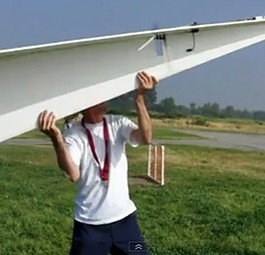 Überdimensionierter Papierflieger: Das Ding fliegt auch noch echt gut.
