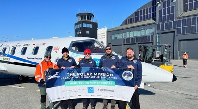Das Team der Classic Lear Jet Foundation vor ihrem Fluzgzeug: In fünf Tagen sind die Piloten um beide Pile geflogen.