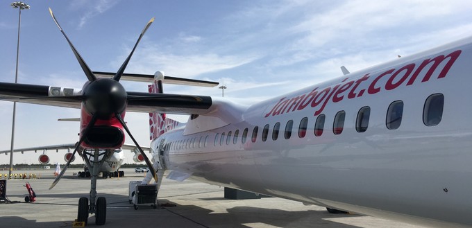 Aber auch kleinere Flieger sind da, wie zum Beispiel diese Dash 8-400 der kenyanischen Jambojet oder ...