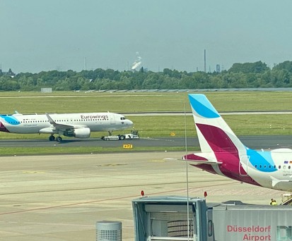 Die D-AEWW wird vor dem Terminal entlang geschleppt: Das Bugrad ließ sich nicht mehr steuern.