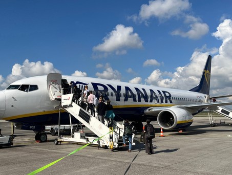 Boeing 737-800 von Ryanair: Die Airline muss Ausnahmen bei der digitalen Bordkarte zulassen.