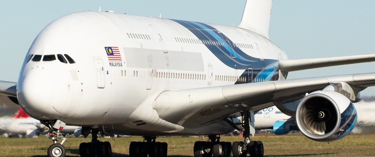 Der Airbus A380 mit der Kennung 9M-MNE bei der Ankunft in Tarbes 2022: Seit 2024 als 2-JEYL registriert.