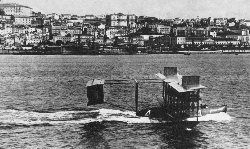 Die Curtiss NC bei Ankunft der US Navy in Lissabon am 27. Mai 1919: Zum ersten Mal überquerte ein Luftfahrzeug aus eigener Kraft den Atlantik.