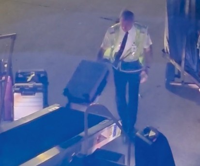 Delta-Pilot bei einer für ihn ungewöhnlichen Arbeit.