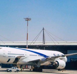 Eine Boeing 777 von El Al am Flughafen von Tel Aviv: Die Nachfrage nach Flügen nach Israel ist weltweit eingebrochen.