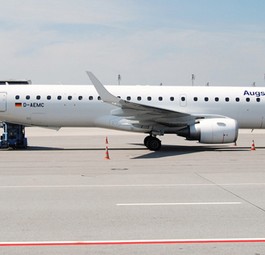 Augsburg Airways wurde 1980 unter dem Namen Interot Airservice in Augsburg gegründet. 1996 benannte sie sich um und wurde Mitglied des Regionalverbundes «Team Lufthansa». Ab 2003 war sie mit Lufthansa-Flugnummern unterwegs. Als Lufthansa die Zusammenarbeit aufkündigte, ging es bergab und Augsburg Airways stellte den Flugbetrieb Ende Oktober 2013 ein.