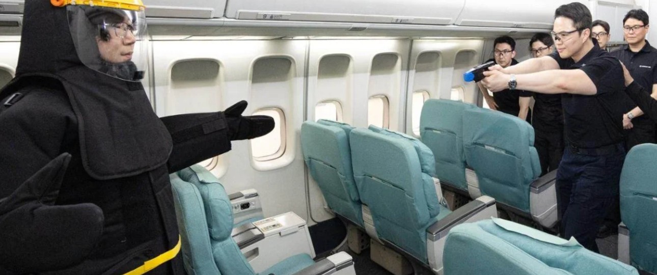 Training bei Korean Air: Der Umgang mit dem Taser will gelernt sein.