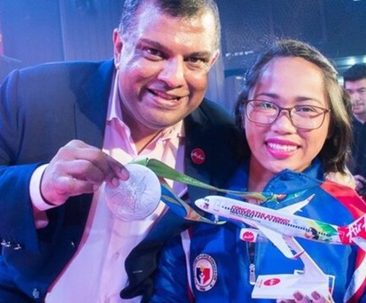 Air-Asia-Chef Tony Fernandes mit der Gewichtheberin Hidilyn Diaz: Schon nach der Silbermedaille in Rio gab es eine Auszeichnung.