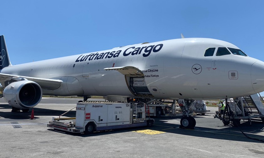 Einer der aktuell drei Airbus-A321-Umbaufrachter: Lufthansa Cityline ...