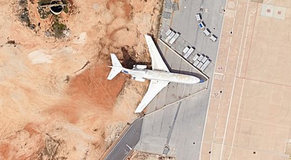 Die verlassene Boieng 727-100 am Flughafen Faro: Das Flugzeug landete am Airport am 11. April 2007.