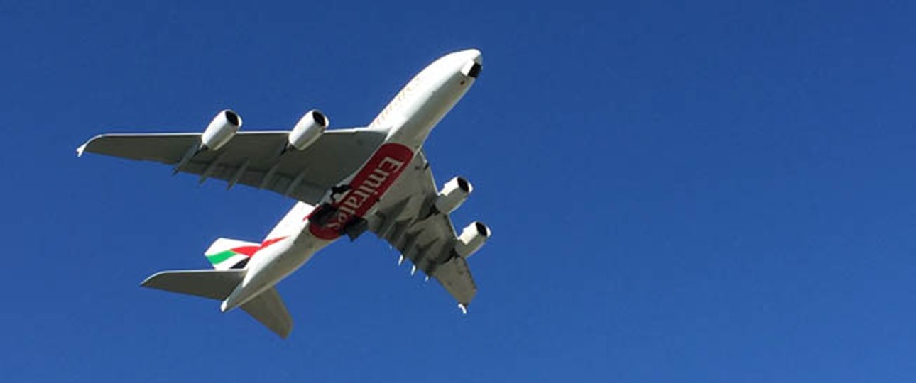 Airbus A380 von Emirates im Flug.