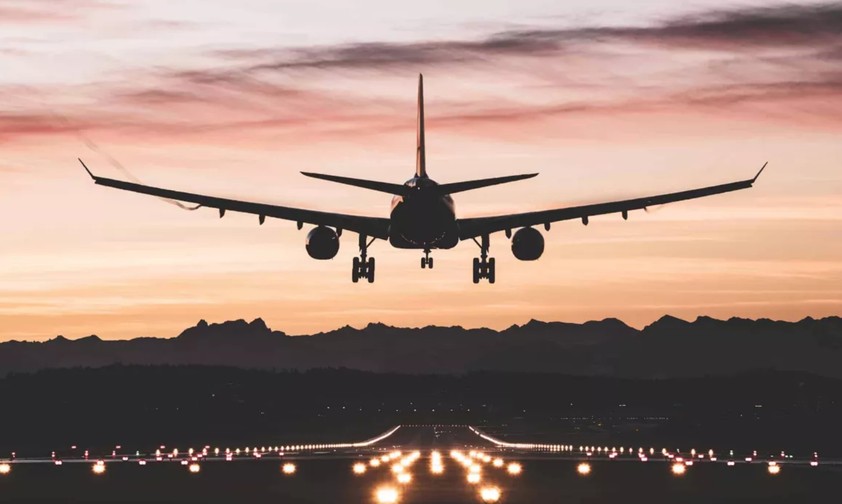 Ein landendes Flugzeug: Neue Sicherheitssysteme in Cockpits ollen Kollisionen am Boden verhindern.
