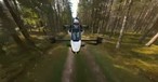 Jetson One im Flug: Inspiriert von Star Wars schwebt das elektrische Flugmotorrad über der Erde.