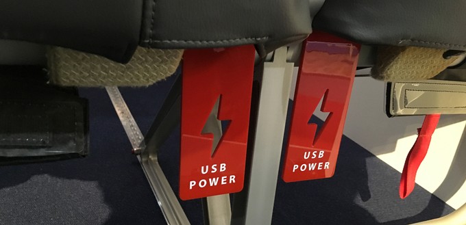 Auch Lufthansa Technik präsentiert ein ähnliches USB-Konzept, jedoch noch mit Platzhaltern unterhalb der Sitzflächen, wo die Buchsen installiert werden.