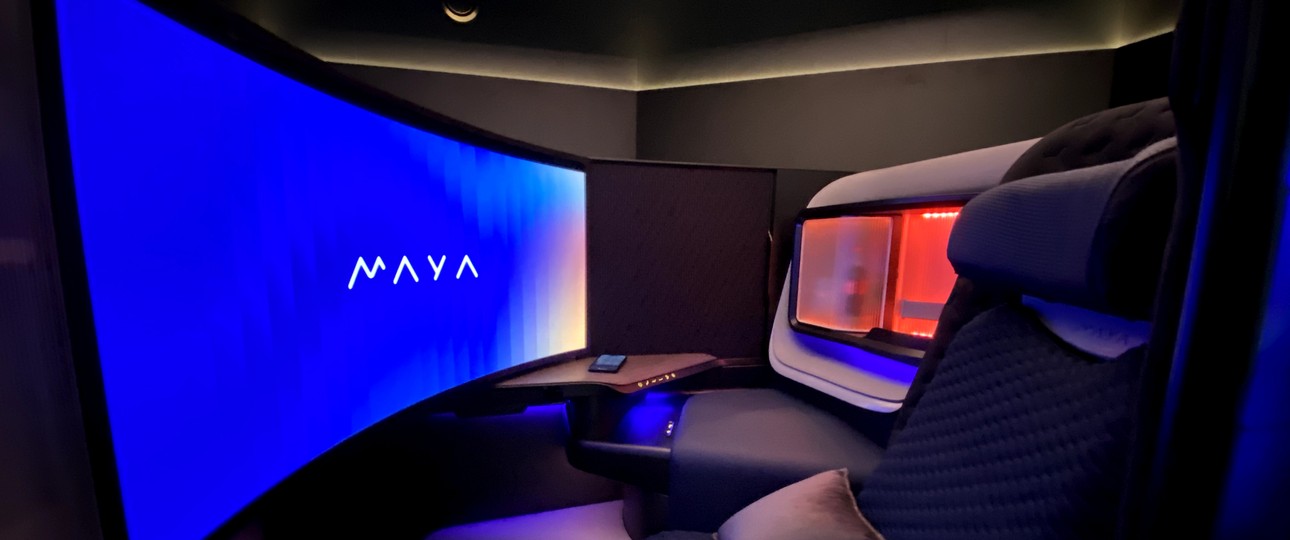 Blick durch die Tür der Business-Class-Suite namens Maya: Das Konzept ...