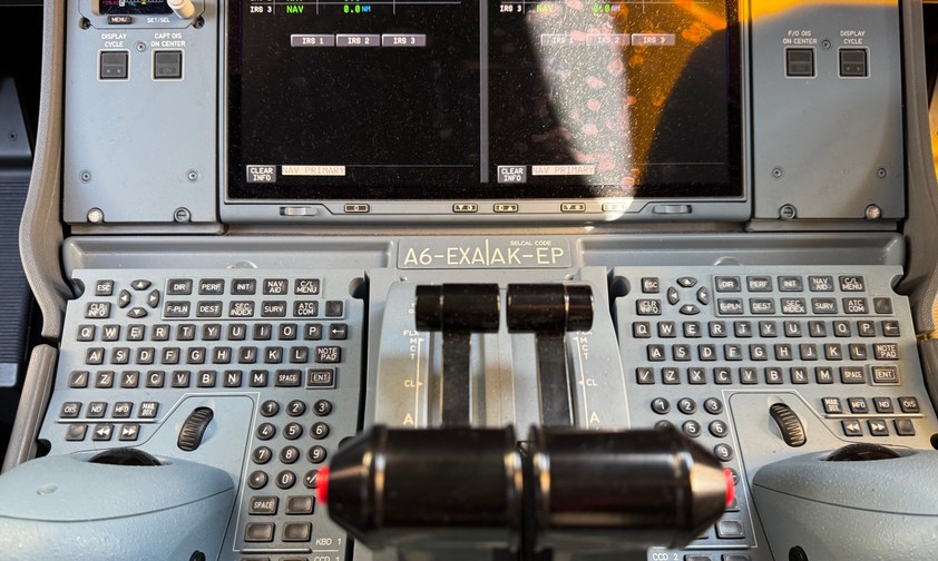 Cockpit eines Airbus A350 von Emirates: Turbulenzen fordern die Luftfahrt heraus.