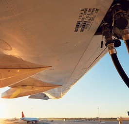 Ein Flugzeug wird betankt: Die Bundesregierung will mit innerdeutscher Kerosinsteuer das Haushaltsloch stopfen.
