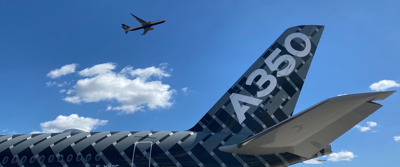 Zu sehen auf der ILA Berlin 2022: Airbus' A350-900-Testflieger mit dem Kennzeichen F-WWCF, darüber ein Jet von Icelandair, der am BER gestartet ist.