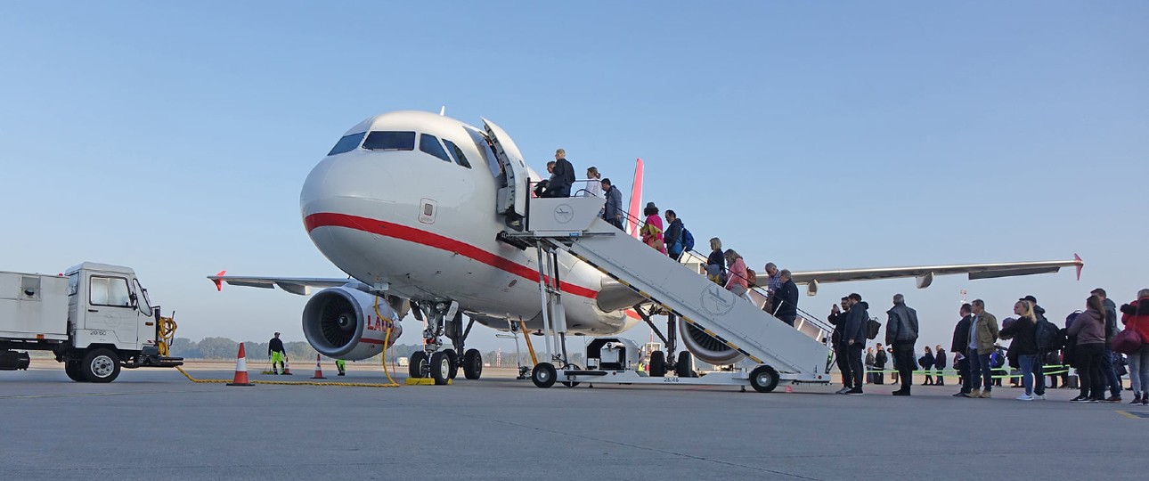 Fahrzeug und Jet am Airport Münster/Osnabrück: Erneuerung bis 2025.