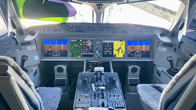 Ein Blick ins Cockpit des A220 von Jetblue und ...