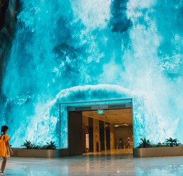 The Wonderfall: Der digitale Wasserfall befindet sich in der Abflughalle des wiedereröffneten T2 des Changi Airport.