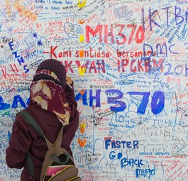 Gedenkwand für die Opfer von MH370: Gibt es bald eine neue Suche?