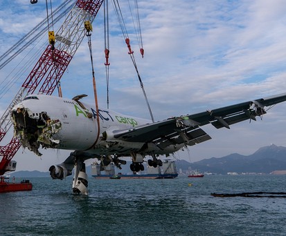 Die Bergung des Rumpfes der Boeing 747 F von Air ACT: Die Teile dienen der Ermittlung.