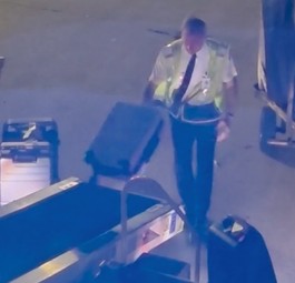 Delta-Pilot bei einer für ihn ungewöhnlichen Arbeit.