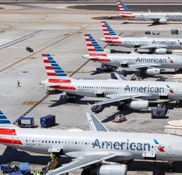 Flugzeuge von American Airlines in Phoenix: Die Fluglinie soll eine Strafte zahlen, weil sie gegen Drogen- und Alkoholbestimmungen verstoßen haben soll.