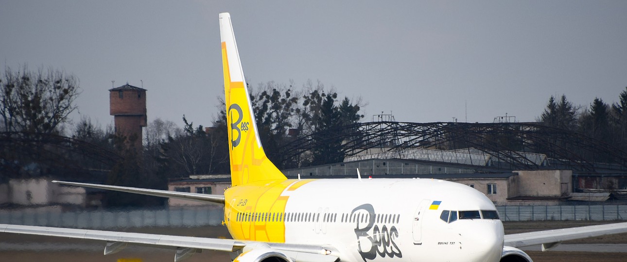 Boeing 737 von Bees AIrlines: Honigwaben auf dem Heck.